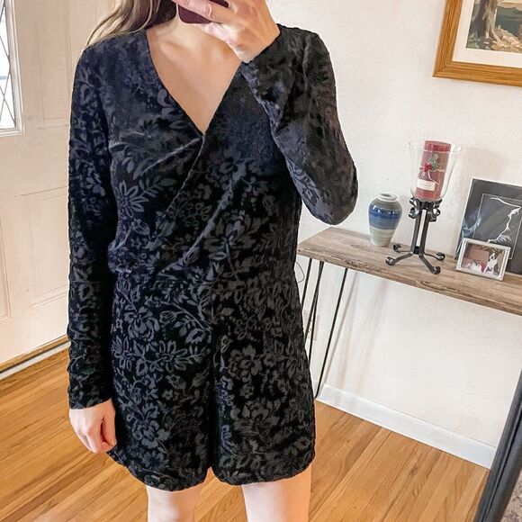 Saylor Floral Velvet Romper Black M - Picture 1 of 8